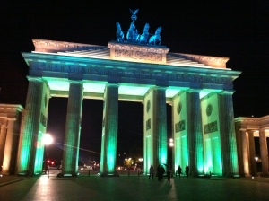 Das Brandenburger Tor beim Festival of Lights in Licht gehüllt.
