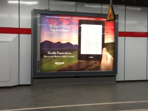 Klassische Plakatwerbung von Amazon in der S-Bahn.