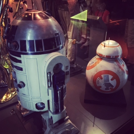 R2D2 und BB-8 in einer Ausstellung.