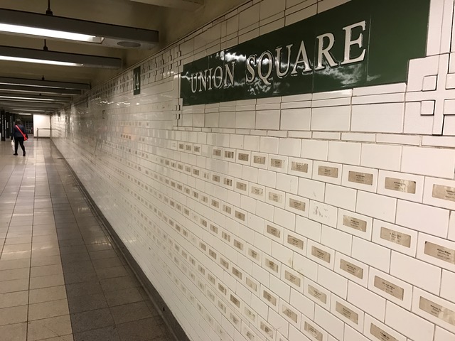 Am Bahnhof Union Square erinnert eine Installation an den 11. September.