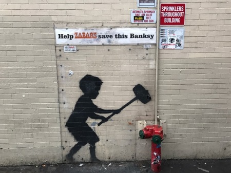 Auf einmal standen wir von einem echten Banksy.