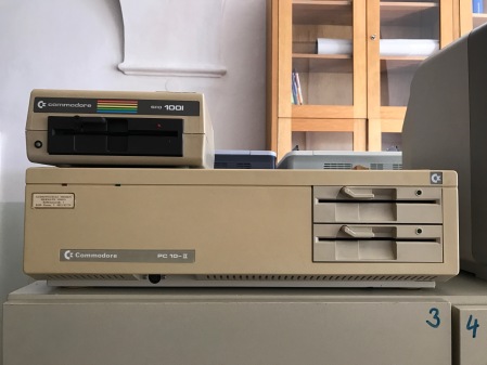 Humor: Alte Rechner an einer Schule im Archiv.